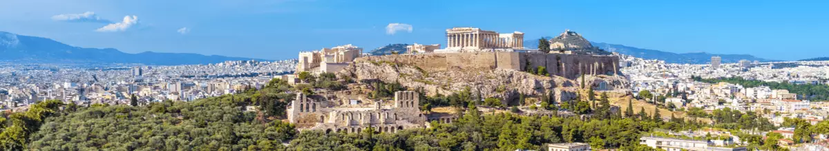 Blick auf den Burgberg von Athen mit der Akropolis und der Stadt im Hintergrund.