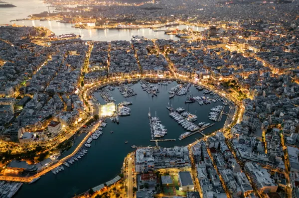 Traumhafter Yachthafen in Piräus nahe Athen Blick von oben auf den modernen Hafen von Piräus mit luxuriösen Yachten und den Lichtern der Stadt am Abend.