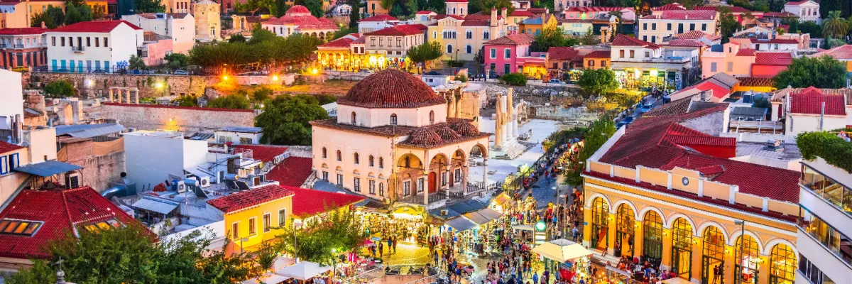 Landausflug Athen: Monastiraki-Platz am Abend Buntes Treiben auf dem Markt am Monastiraki-Platz – ein perfektes Ziel bei einem Landausflug in Athen auf eigene Faust.