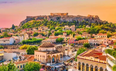 Wahrzeichen Athens: Akropolis und Altstadt Plaka Panorama der Akropolis in Athen über den Dächern von Monastiraki für Kreuzfahrtgäste aus Piräus.