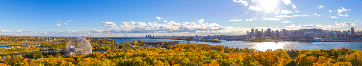 Panoramablick auf Montreal am Sankt-Lorenz-Strom. Links die Kuppel des Wasser- und Umweltmuseums Biosphère.