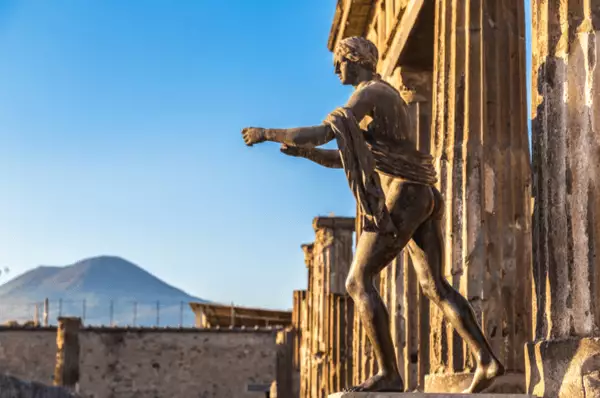 Apollo-Statue in Pompeji Statue des Apollo vor einem Tempel in Pompeji