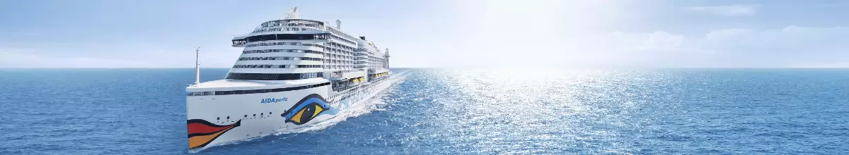 AIDAperla im Sonnenschein auf See, Frontansicht.