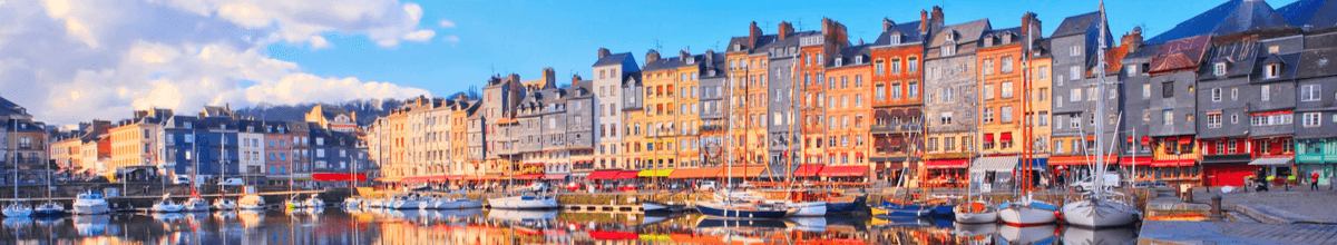 Bunte Häuser und Boote am Alten Hafen von Honfleur