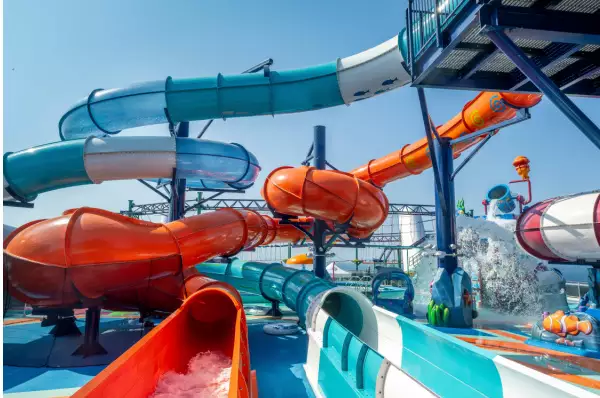 Coral Reef Aquapark 2 große Wasserrutschen in Blau und Orange sowie weitere Wasserattraktionen im Coral Reef Aquapark auf MSC Euribia.