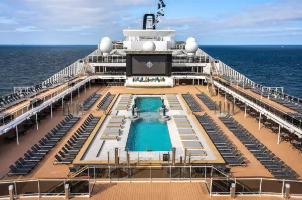 Athmosphere Pool auf der MSC Euribia Der Athmosphere Pool auf dem Oberdeck der MSC Euribia, umgeben von zahlreichen Liegestühlen