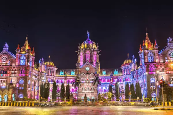 Chhatrapati Shivaji Maharaj Terminus in Mumbai Chhatrapati Shivaji Maharaj Terminus in Mumbai bei Nacht angestrahlt mit bunten Lichtern