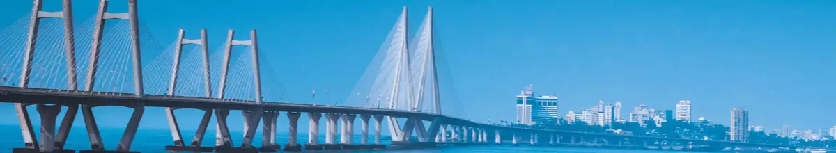 Seeverbindung Worli über eine lange Brücke mit sechs Stützpfeilern nach Mumbai mit dessen Skyline im Hintergrund