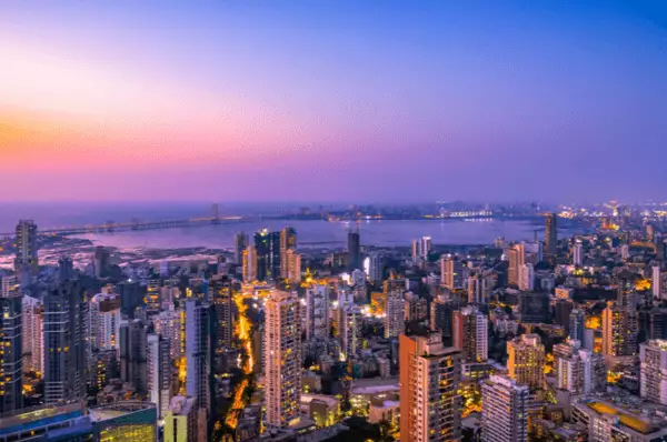 Skyline von Prabhadevi und Dadar in Mumbai Skyline von Prabhadevi und Dadar in Mumbai bei Sonnenuntergang mit rosa Himmel bei Aussicht auf Wolkenkratzer