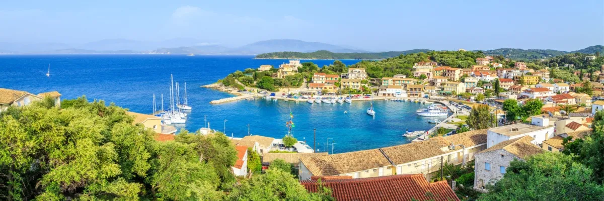 Die Stadt Kassiopi liegt an einer malerischen Bucht auf der griechischen Insel Korfu.
