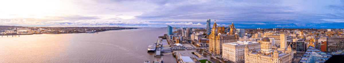 Die schöne Skyline von Liverpool ist direkter Anlegeort für zahlreiche Kreuzfahrtschiffe