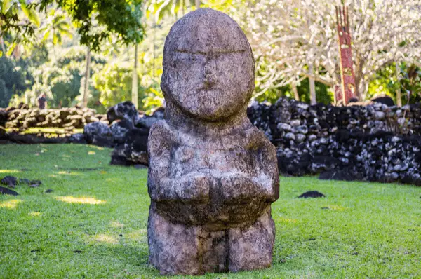 Ruinen von Marae Mahaiatea auf Tahiti Ruinen von Marae Mahaiatea mit einer kulturellen Sture auf einer grünen Wiese auf Tahiti