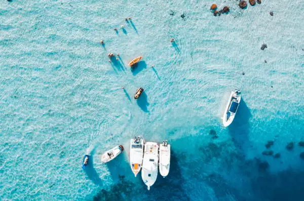 Blick auf das glasklare Wasser bei Tahiti, Französisch-Polynesien Blick auf das glasklare türkise Wasser bei Tahiti, Französisch-Polynesien, wo man bis auf den Meeresgrund Details erkennen kann.
