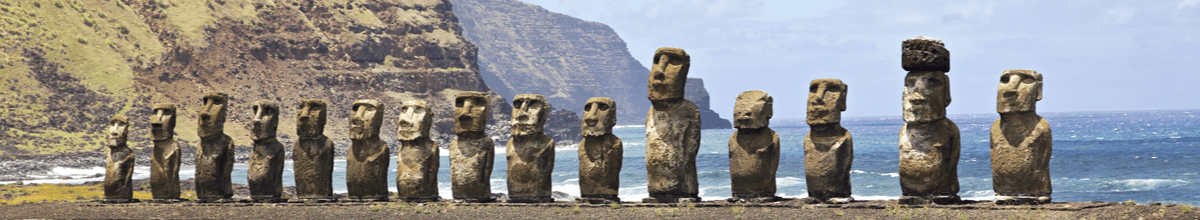 Ahu Tongariki - das größte Hu auf der Osterinsel mit 15 Moai Steinskulpturen unterschiedlicher Größe mit dem Meer und Felsen im Hintergrund