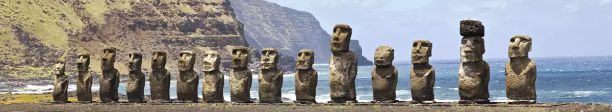 Ahu Tongariki - das größte Hu auf der Osterinsel mit 15 Moai Steinskulpturen unterschiedlicher Größe mit dem Meer und Felsen im Hintergrund