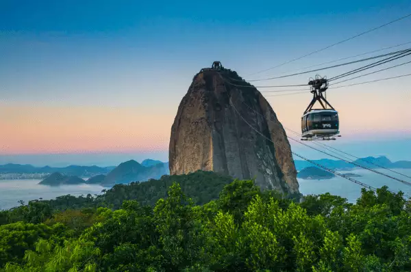 Gondelfahrt über dem Zuckerhut Bei einer Gondelfahrt bekommen Touristen einen eindrucksvollen Überblick über die Stadt.