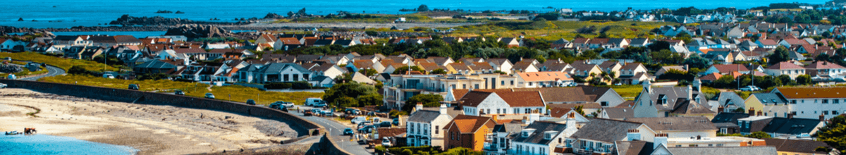 Schier endlos erscheinende Strände erstrecken sich über die Promenade der Insel Guernsey