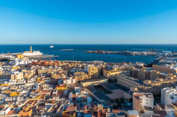 Der Hafen von Almeria liegt direkt vor der Stadt. Ein Kreuzfahrtschiff im Hafen von Almeria, Andalusien.