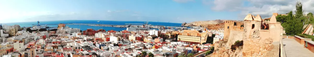 Blick von der Alcazaba über die Dächer von Almeria und auf das Mittelmeer.
