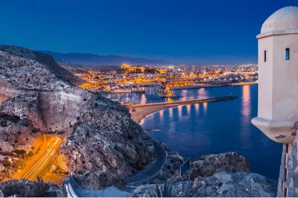 Almeria bei Nacht Blick auf die nächtlichen Lichter von Almeria.
