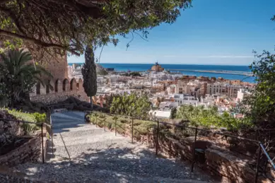 Weg in der Alcazaba von Almeria mit wundervollem Blick auf die Stadt und den Hafen.