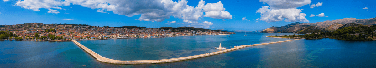 Die De-Bosset Brücke über die Bucht von Argostoli an einem sonnigen Tag.
