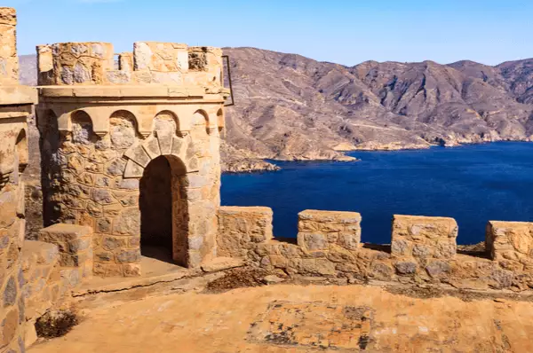 Alte Festungsmauer in Cartagena mit blauem Meer im Hintergrund, Spanien
