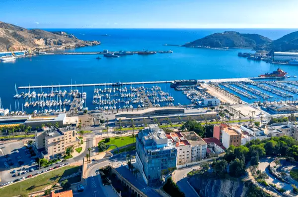 Luftaufnahme auf die Bucht mit tiefblauem Wasser mit unzähligen Yachten in der Stadt Cartagena