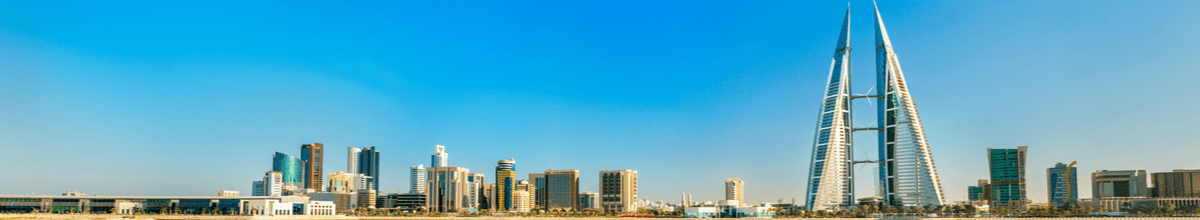 Skyline von Manama, links das Bahrain World Trade Center mit seinen beiden segelförmigen Türmen.
