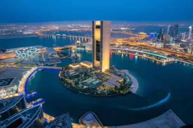 Das elegante Four Seasons Hotel in Manama bei Nacht.