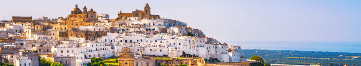 Die hügelige Stadt Brindisi an der Adria