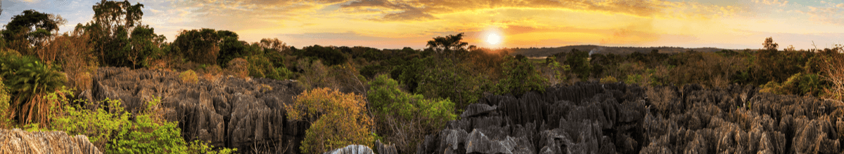 Sonnenuntergang über dem Nationalpark Tsingy de Bemaraha in Madagaskar