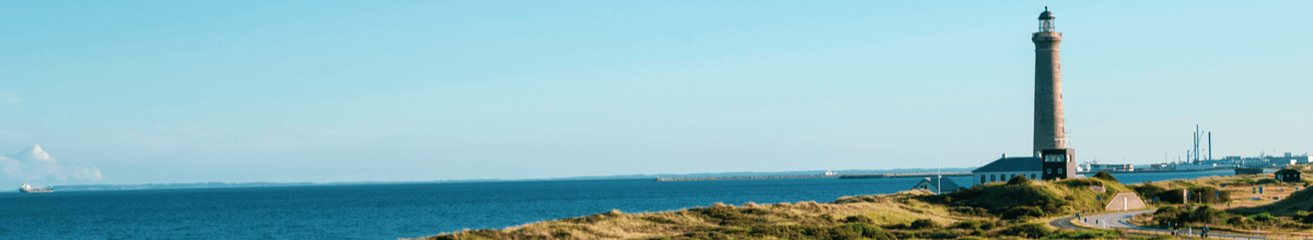 Leuchtturm in der Dünenlandschaft bei Skagen in Dänemark.
