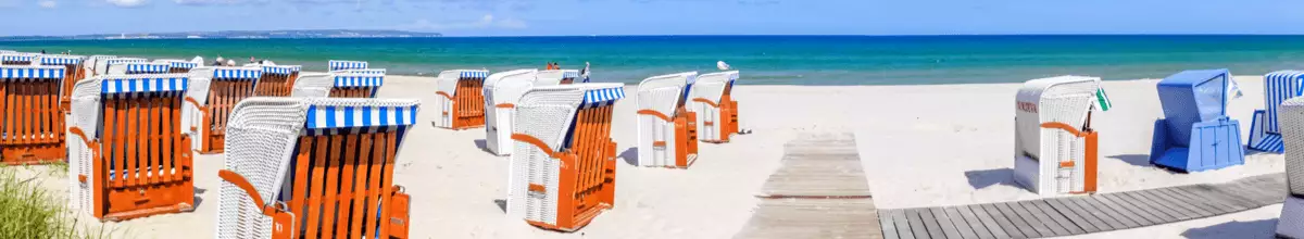 Strand in Binz mit unzähligen Strandkörben und dem blauem Meer im Hintergrund auf der Insel auf Rügen, Deutschland