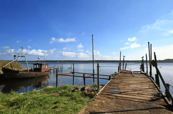 Traumlandschaft auf der Ostseeinsel Rügen mit einem alten Holzsteg und einem kleinen Fischerboot
