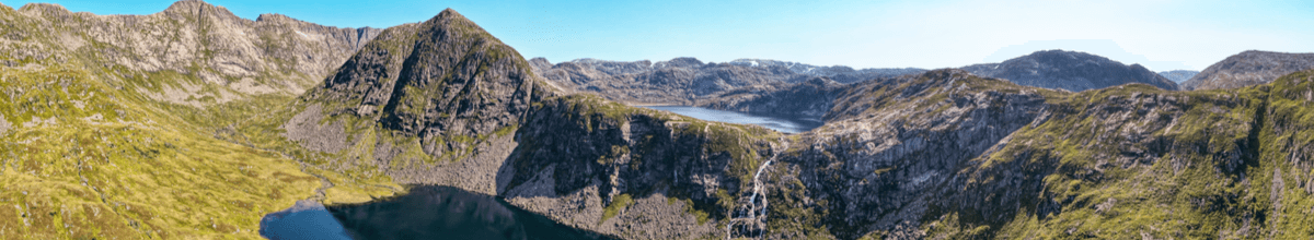Aussicht auf grüne Berge, Seen und einen Wasserfall im Nationalpark Folgefonna bei Rosendal, Norwegen