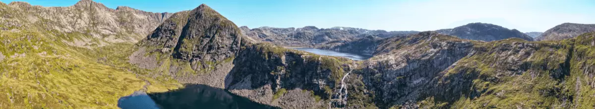 Aussicht auf grüne Berge, Seen und einen Wasserfall im Nationalpark Folgefonna bei Rosendal, Norwegen
