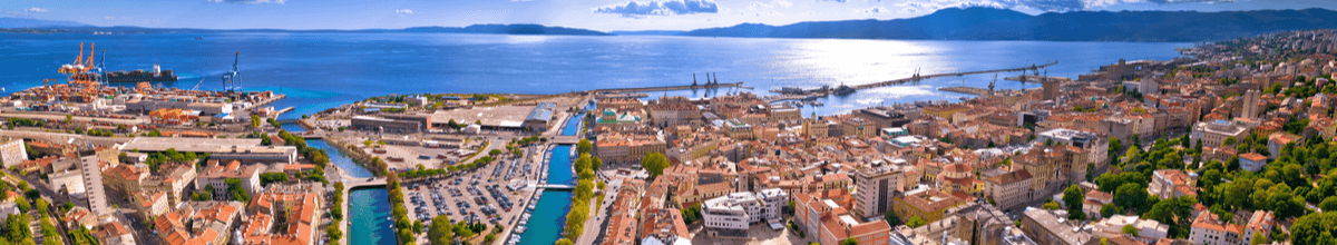 Stadt Rijeka - Ufer und Dächer mit Panoramablick über die Stadt mit dem blauen Meer im Hintergrund, Kroatien
