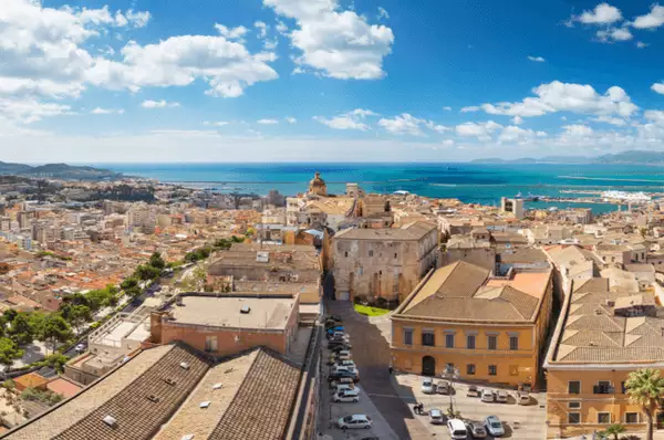 Sommertag in Cagliari Blauer Himmel mit vereinzelten weißen Wolken über den Dächern von Cagliari, Sardinien.