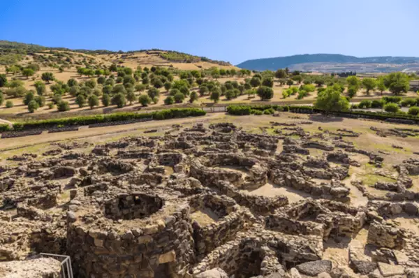 Nuraghe Su Nuraxi bei Cagliari Überreste der Turmbauten aus prähistorischer Zeit auf Sardinien.