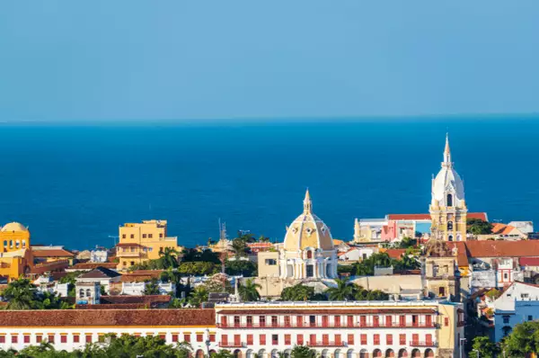 Skyline der Altstadt von Cartagena de Indias mit dem Karibischen Meer im Hintergrund.