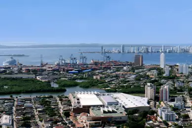 Luftbild des Hafens von Cartagena de Indias vor den Toren der Stadt. Links liegt ein Kreuzfahrtschiff vor Anker.