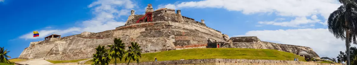 Die mächtigen Festungsmauern des Castillo San Felipe Barajas auf einem grünen Hügel nahe der Stadt Cartagena de Indias, Kolumbien.