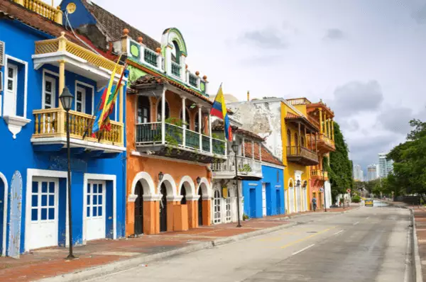 Bunte Häuser aus der spanischen Kolonialzeit an einer Straße in Cartagena de Indias.
