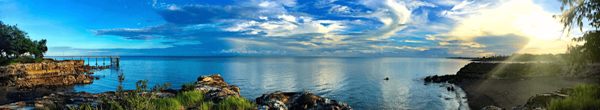 Nightcliff Sonnenaufgang mit wolkigem Himmel und blauem Meerwasser mit einem Steg und Küstenlandschaft, Northern Territory Australien
