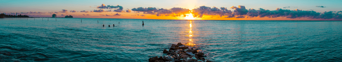 Malerischer Sonnenaufgang über dem Karibischen Meer an der Costa Maya, Mexiko.