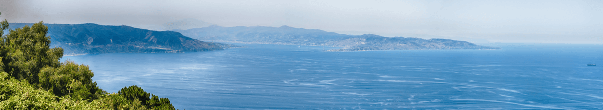 Blick auf die Straße von Messina zwischen Sizilien und Kalabrien