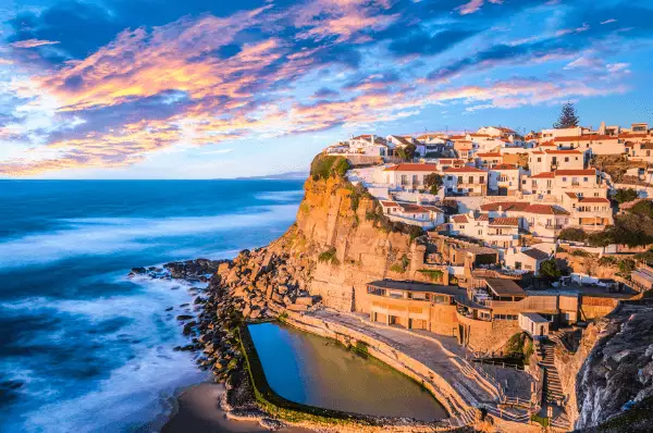 Die felsige Küste Lissabons am Rio Tejo.
