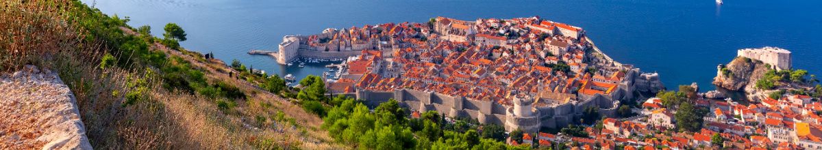 Totale des ummauerten Teils von Dubrovnik mit den unzähligen, rot-geschindelten Dächern der Stadthäuser, direkt an der Küste der Adria.