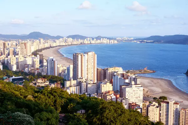 Luftaufnahme der Stadt Santos mit unzähligen Hochhäusern in der Kreisstadt von Baixada Santista, an der Küste des Bundesstaates Sao Paulo, Brasilien.